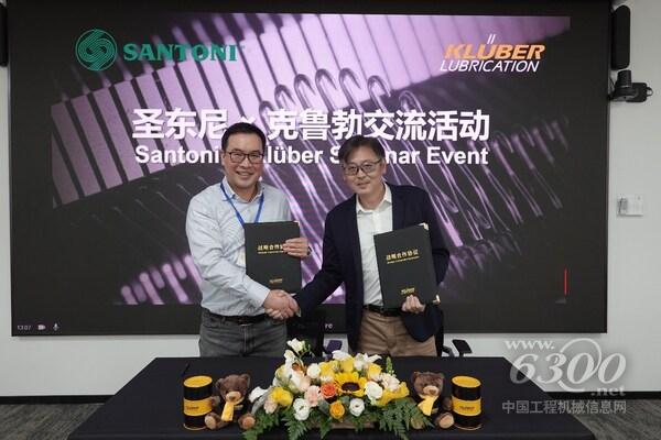 签约仪式现场合照(左:圣东尼事业部总经理李诺,右:克鲁勃润滑剂行业销售总监赵磊)