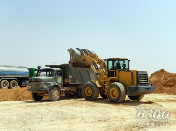 正在伊朗港口铲装沙土作业的<a href=//product.d1cm.com/brand/lovol/ target=_blank>雷沃</a><a href=//product.d1cm.com/zhuangzaiji/ target=_blank>装载机</a>