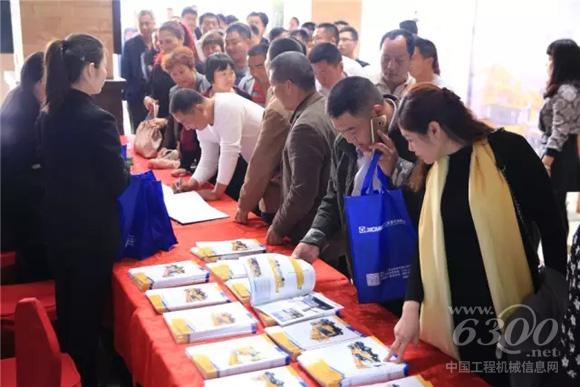 徐工起重机客户交流会现场人流涌动,热闹非凡