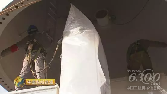 塔筒与底座的对接,最考验起重机的精度。