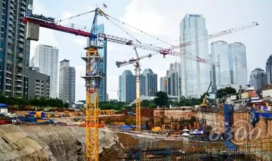 印度尼西亚Senopati路第八区民用住宅区施工项目 徐工Q7022和QTZ160B(6516)塔式起重机
