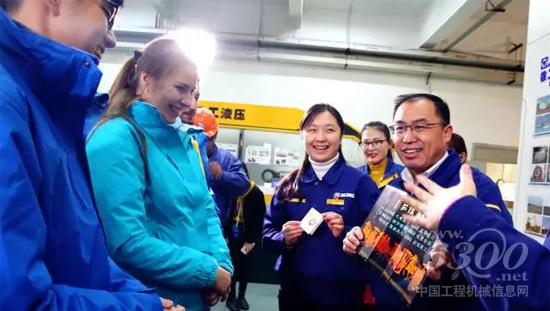 徐工液压件公司陈总讲述挖机缸产品“10000用不毁”的深刻内涵,引得“徐工实习生”们阵阵喝彩
