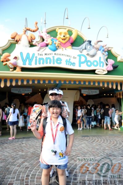 营员游览香港迪士尼乐园