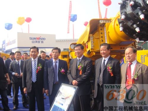 出席展会开幕式的安徽省及中国煤炭工业协会领导等参观山河矿装展区及产品