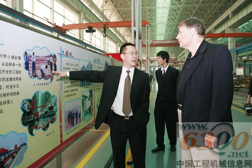 2009年10月11日，世界顶级管理大师赫尔曼·西蒙(右一)到访三一，称“三一重工是一家很有潜力的隐形冠军”