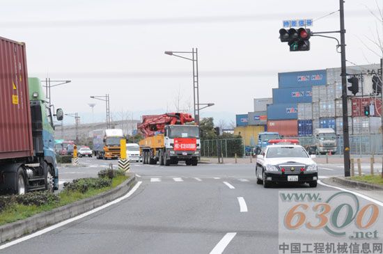 日本交通部安排警车为泵车开道
