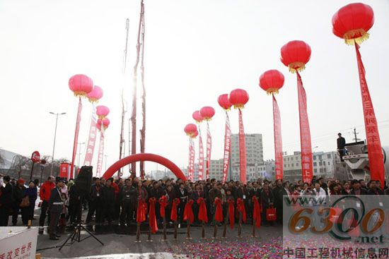 新疆站现场人潮涌动