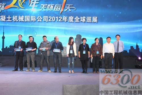 阳昌康与惊喜大奖20万元代金券得主合影