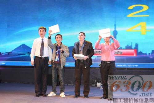 李纪与二等奖得主合影