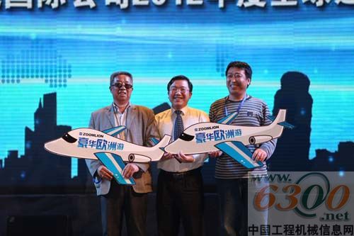 卜季春与一等奖得主合影