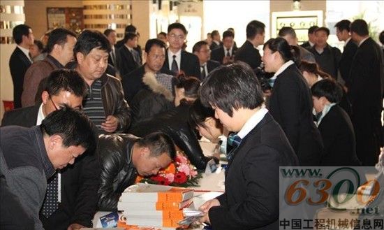 参会嘉宾签到络绎不绝