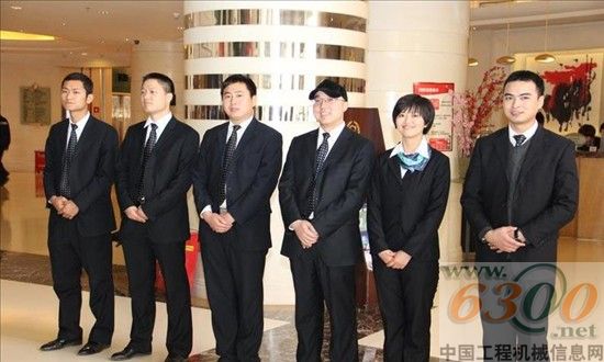 中联重科混凝土机械公司新疆子公司员工列队欢迎客户的到来