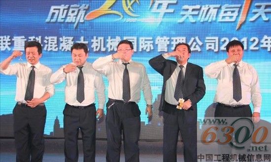 中联重科混凝土机械公司新疆子公司领导团队热情欢迎到来的嘉宾