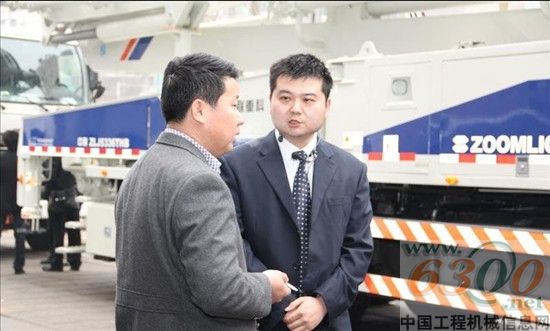 中联重科混凝土机械公司新疆子公司服务站长为客户做讲解